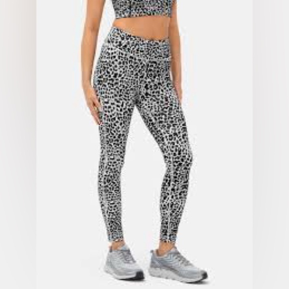 OV TechSweat Workout Set — Snow Leopard - Picture 4 of 10